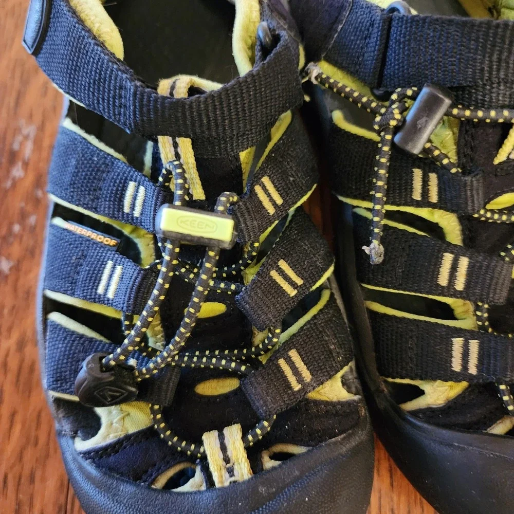 Keen Big Kids Newport H2 Sandals Size 3 US Black Green Hiking‎ Play Beach Shoes